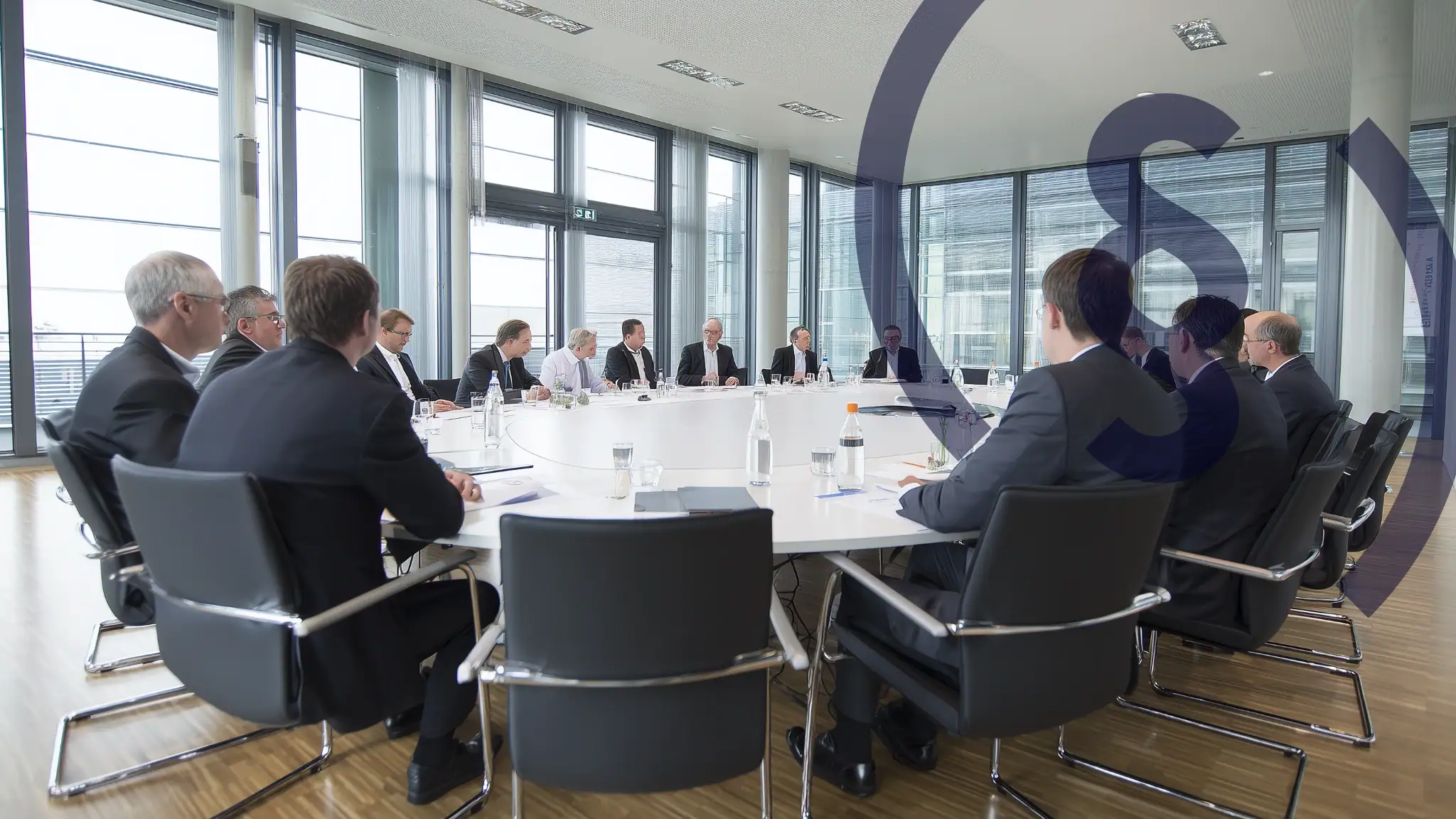 Umgründungen bei einer GmbH: Verschmelzung, Umwandlung, Einbringung und Spaltung einfach erklärt mit Risiken und rechtlichen Grundlagen.